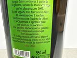 une bouteille de vin posée sur une table, avec une étiquette dessus