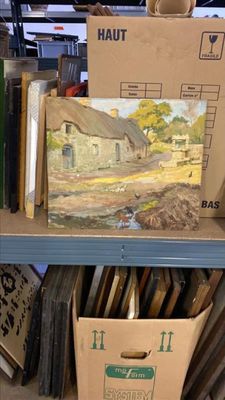 une photo d'un tableau posé sur une étagère dans un magasin