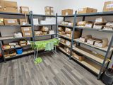 une pièce remplie de cartons, avec d'autres cartons sur les étagères