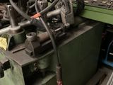 une image d'une machine qui travaille sur une pièce de métal