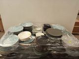 beaucoup d'assiettes sur une table recouverte d'un film plastique