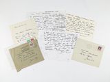 Plusieurs vieilles lettres et enveloppes sont posées sur une surface blanche
