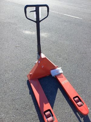 un cariste assis au milieu d'un parking