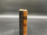 deux vieux livres posés l'un sur l'autre sur une table