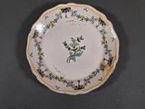 une assiette avec un motif floral sur une table