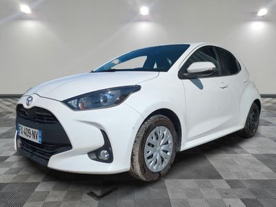 la toyota yaris blanche est garée sur un sol en damier