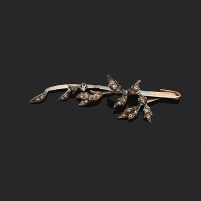 une broche en forme de fleur en or et diamants