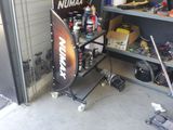 un skateboard posé sur un chariot dans un garage