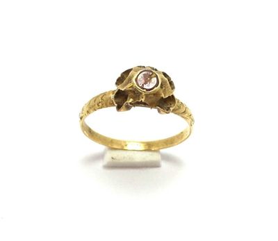 gros plan d'une bague en or avec une pierre au milieu