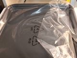 un sac en plastique posé sur un four à micro-ondes ouvert