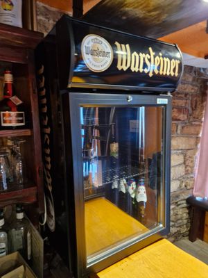 un distributeur de bière posé dans un coin de la pièce