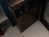un meuble en bois avec une porte en verre dans une pièce