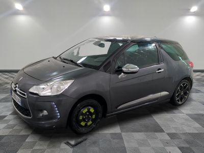 la citrole grise est garée dans le garage sur un sol en damier