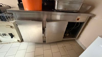 une cuisine équipée d'un évier en inox et d'un lave-vaisselle