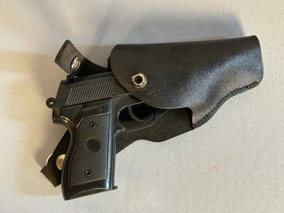 un gros plan d'un étui contenant un pistolet