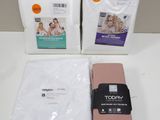 trois paquets de papier toilette et une serviette posés sur une table