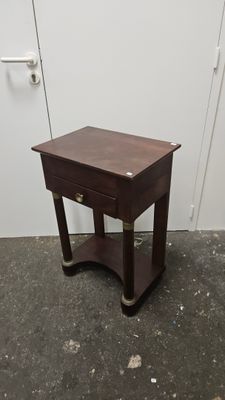 l'image d'une petite table avec un tiroir