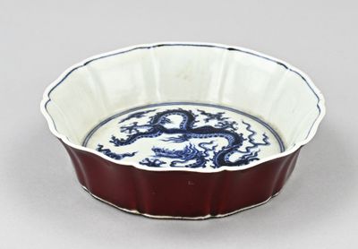 un bol bleu et blanc orné d'un dragon