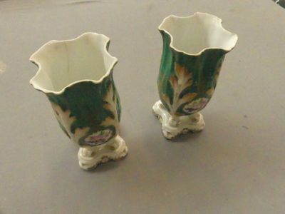 deux vases posés sur une table