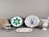 plusieurs types d'assiettes et de vases décoratifs posés sur une table