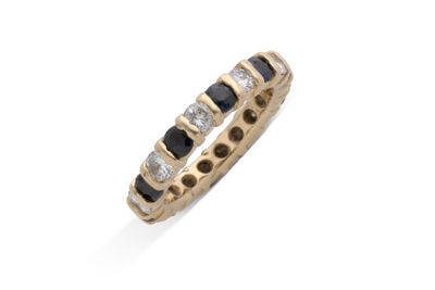 une bague en or 18 carats sertie de diamants noirs et blancs