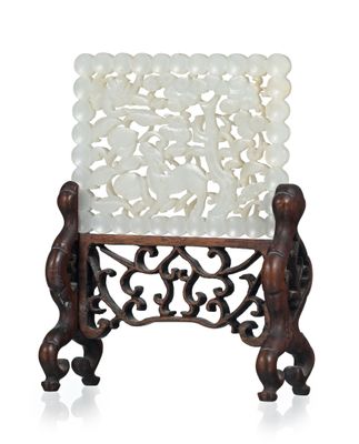 une image représentant une table en jade blanc ornée de sculptures