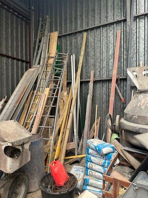 un tas de vieilleries dans un débarras, avec une échelle