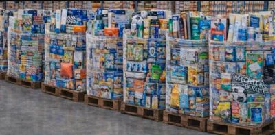 une grande quantité de boissons gazeuses empilées sur des palettes dans un magasin