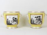 deux vases jaunes ornés de motifs en noir et blanc sur un fond blanc