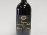 la bouteille de vin est posée sur une surface blanche