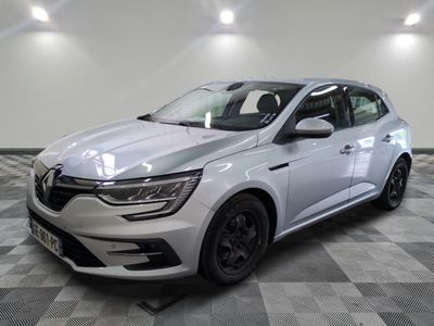 une voiture blanche est garée sur le sol à carreaux d'un garage