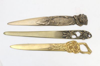 Réunion de 3 coupe papiers en bronze à motif sculptés 1 sign…