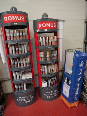 un grand nombre d'articles exposés dans le magasin