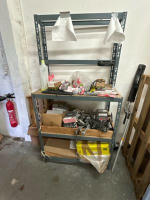 une étagère sur laquelle se trouvent de nombreux objets différents