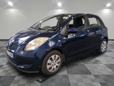 la photo d'une voiture bleue garée dans un garage