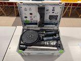 une mallette à outils posée sur une table, contenant des outils