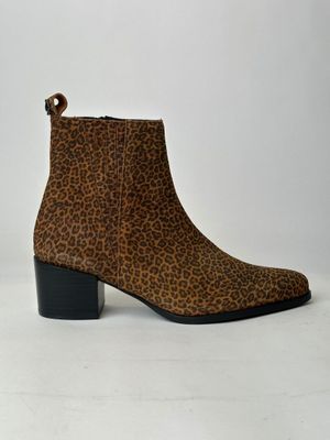 une paire de bottines à imprimé léopard avec un talon en bois