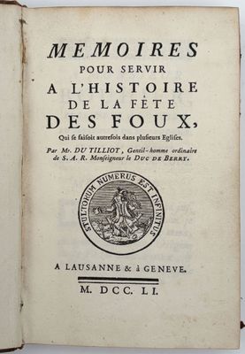 un livre ouvert dont la couverture représente un homme à cheval