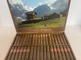 une boîte de cigares posée sur une table