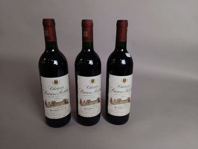 trois bouteilles de vin posées sur une table l'une à côté de l'autre