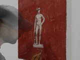 tableau représentant un homme tenant une œuvre d'art sur laquelle figurent des inscriptions