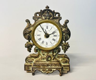 Pendulette en régule patiné, le cadran émaillé à chiffres ar…