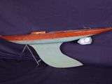 une maquette en bois d'un voilier sur un support