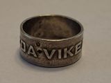 une bague en argent sur laquelle est gravé le mot « davike »