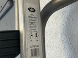 un gros plan sur une poignée de porte métallique dans un bus