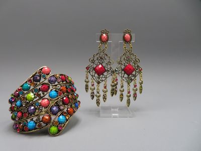 Bracelet et paire de pendant d'oreilles fantaisie en écrin.