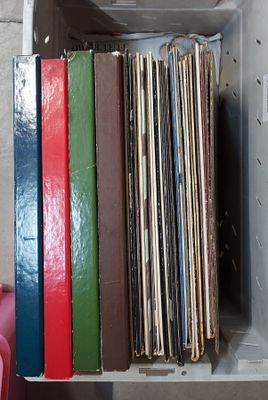 une boîte remplie de livres posée sur une étagère