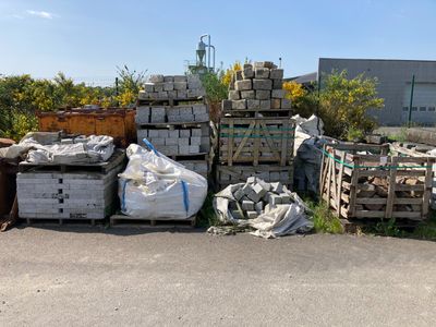 beaucoup de cartons et de caisses posés au bord de la route