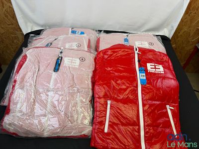 trois valises posées sur une table devant un fond blanc