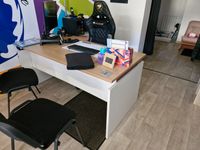 Deux tabourets en simili cuir blanc et métal chromé réglable… (photo 3)